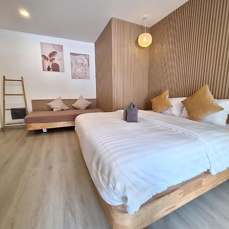 Koh Larn White House Hotel Exterior photo