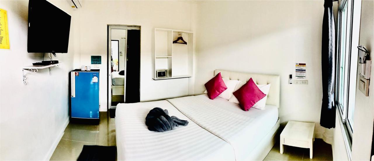 Koh Larn White House Hotel Exterior photo