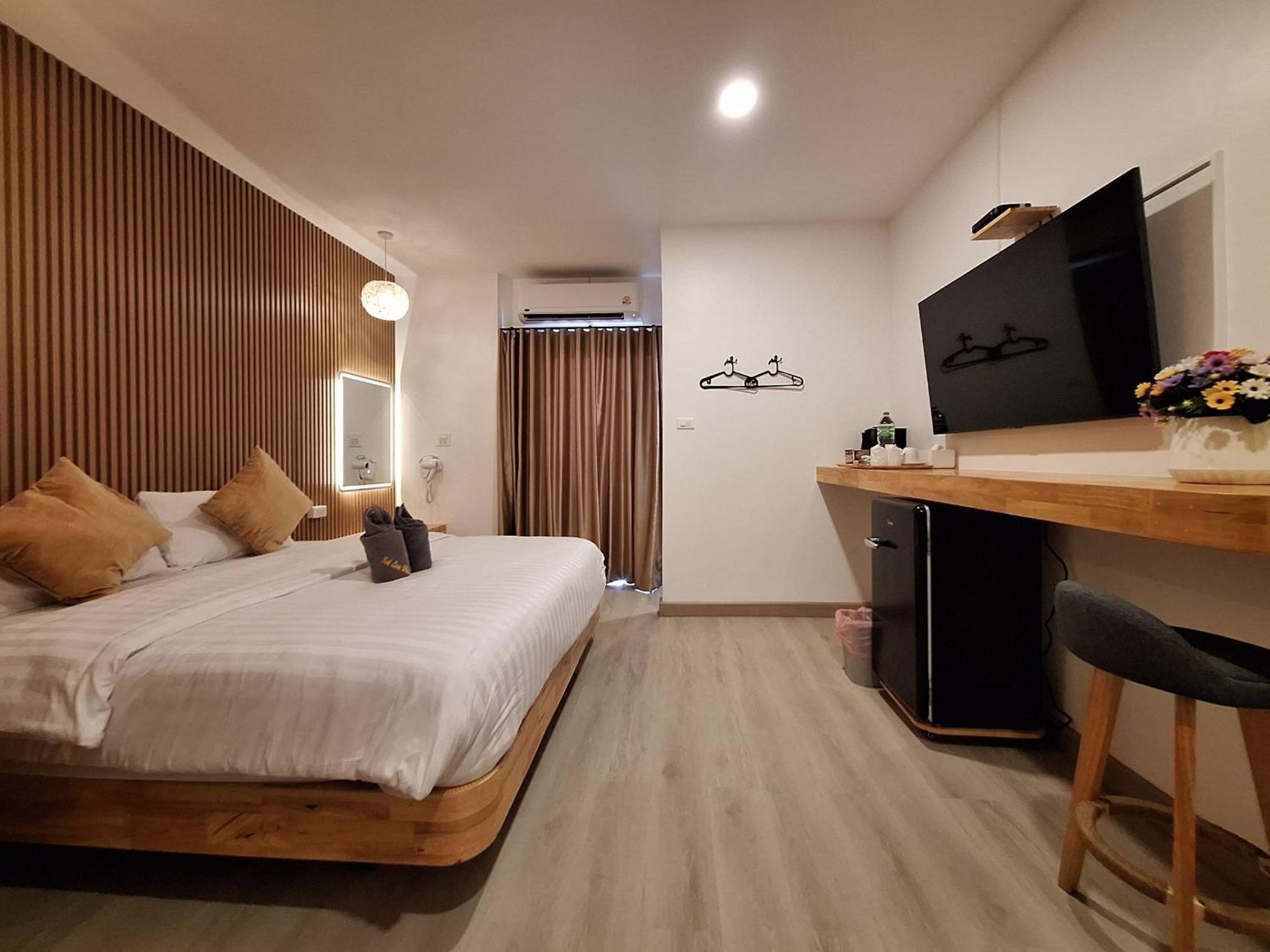 Koh Larn White House Hotel Exterior photo