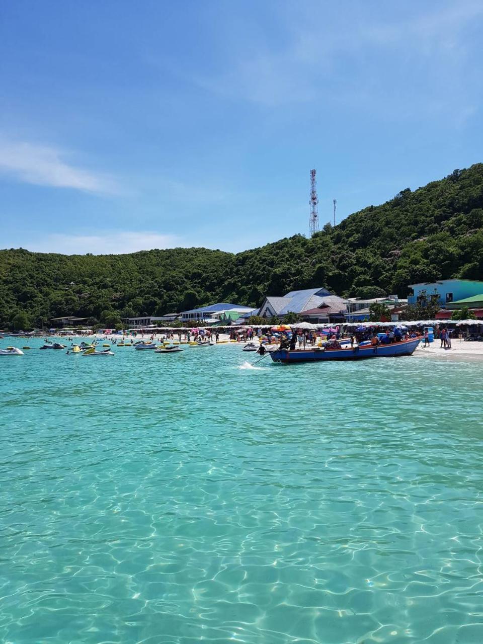 Koh Larn White House Hotel Exterior photo